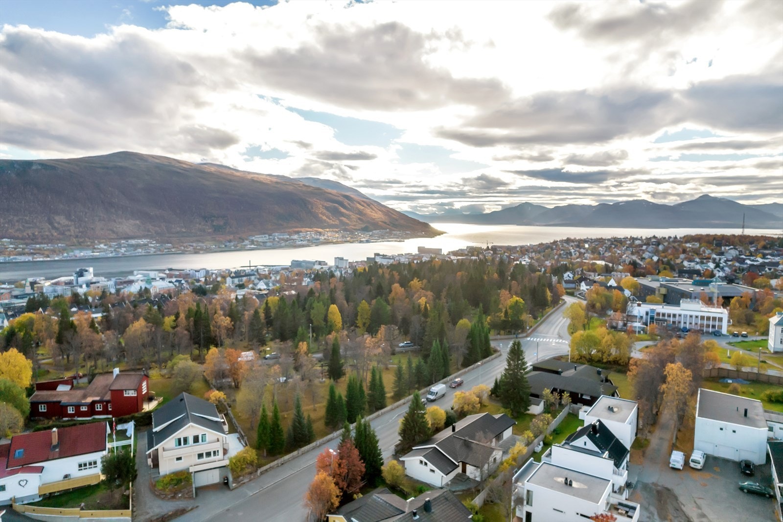 Boligen har en sentral beliggenhet i et barnevennlig område med nærhet til Prestvannet barneskole (800 meter), barnehage, treningssenter, rekreasjons- og lekeareal med fine friluftsområder og skiløyper like i nærheten. Galleribilde