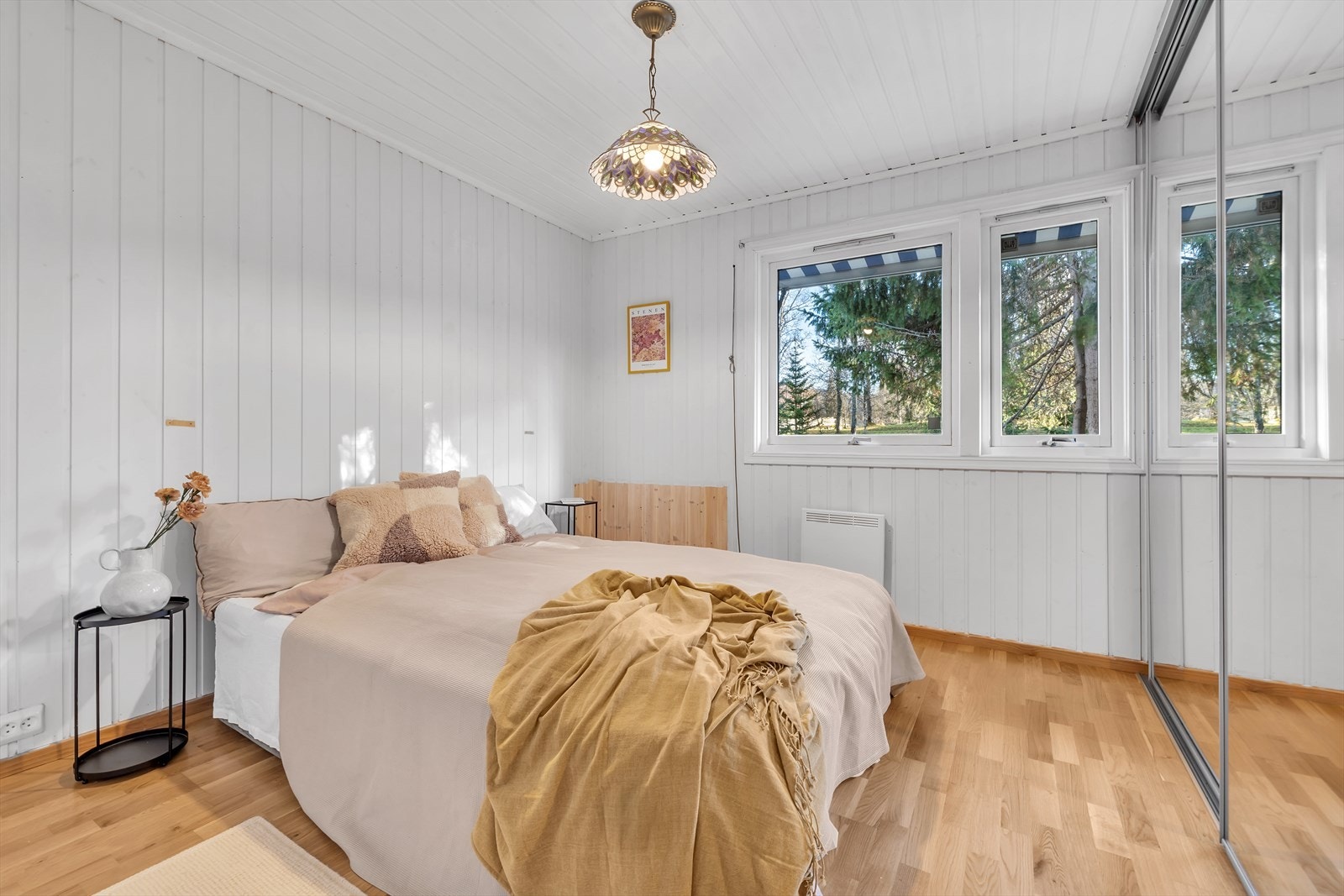 Soverom 2. Skyvedørsgarderobe med masse lagringsplass. Galleribilde