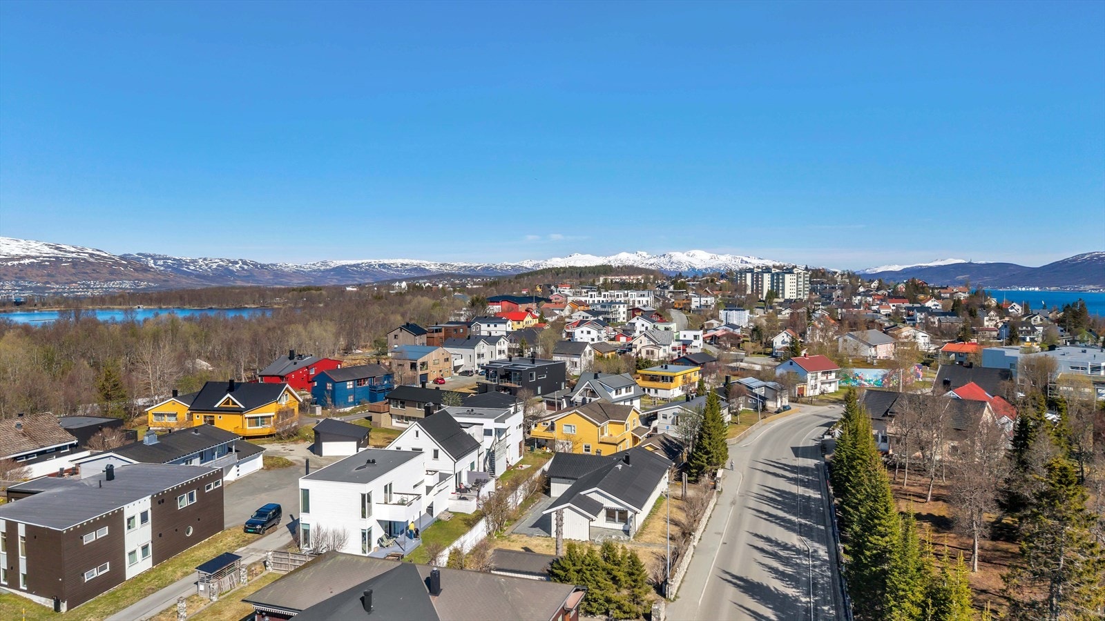 Eiendommen har 2 parseller hvor det foreligger rammetillatelse ( datert 13.02.2025) for å kunne rive eksisterende bolig og sette opp 2 nye boliger med 2 boenheter vær. Galleribilde