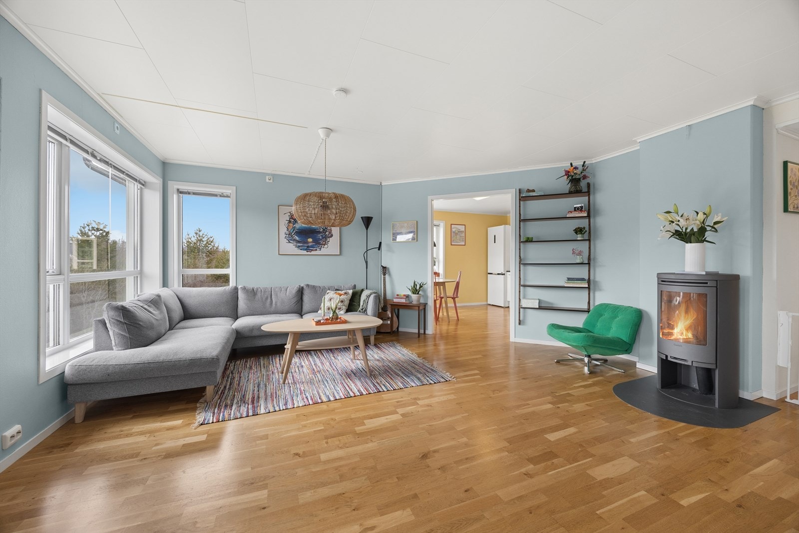 Stuen er utstyrt med vedovn for ekstra varme, og boligen har balansert ventilasjon med anlegg installert i 2022. Galleribilde