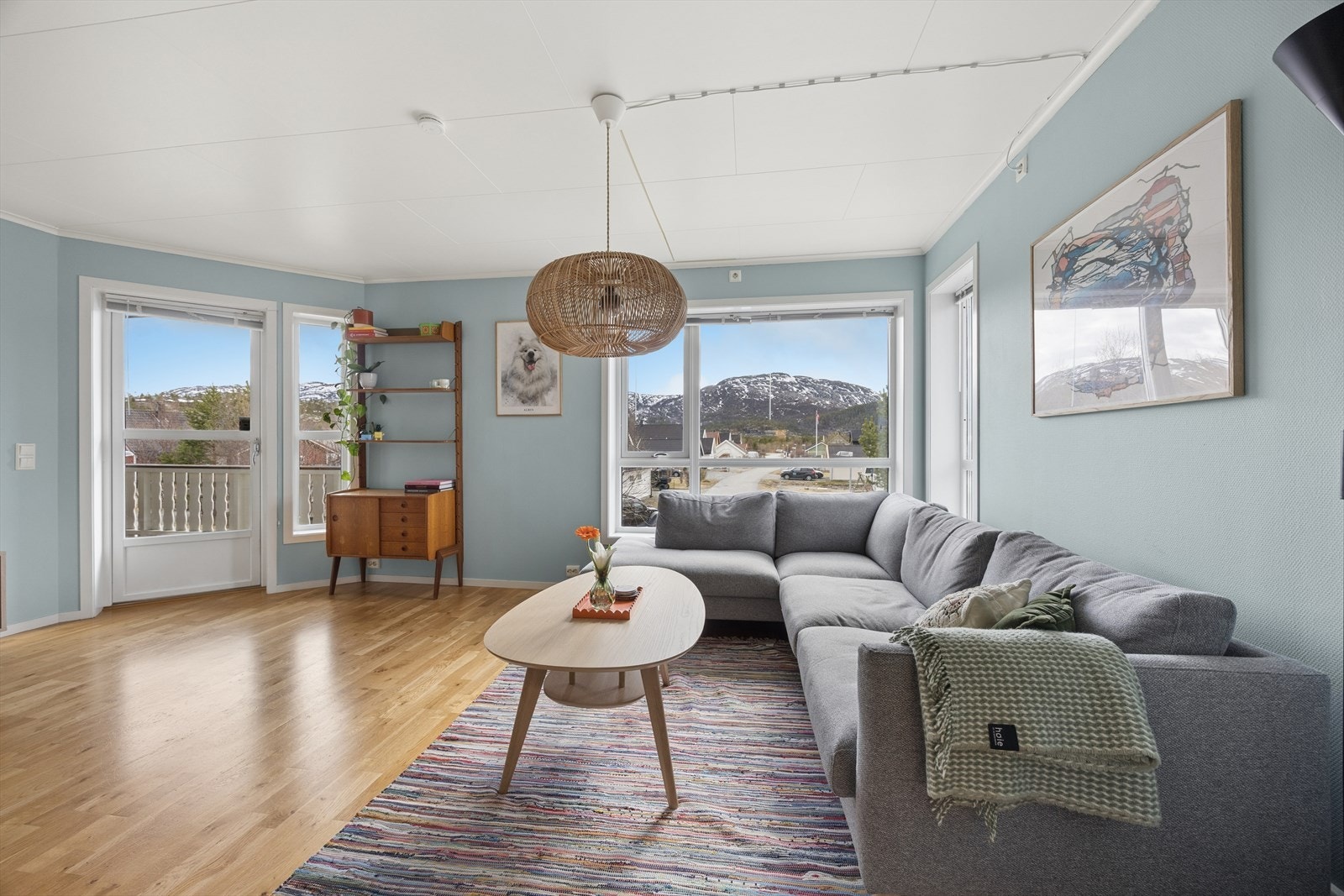 Fra stuen er det utgang til en vestvendt terrasse bygget i impregnerte materialer. Galleribilde