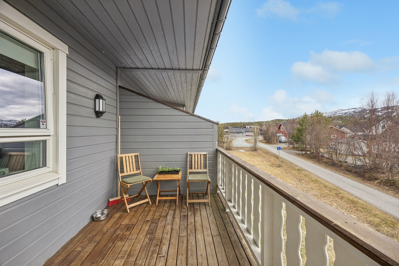 Terrassen har god plass til en sittegruppe. Galleribilde