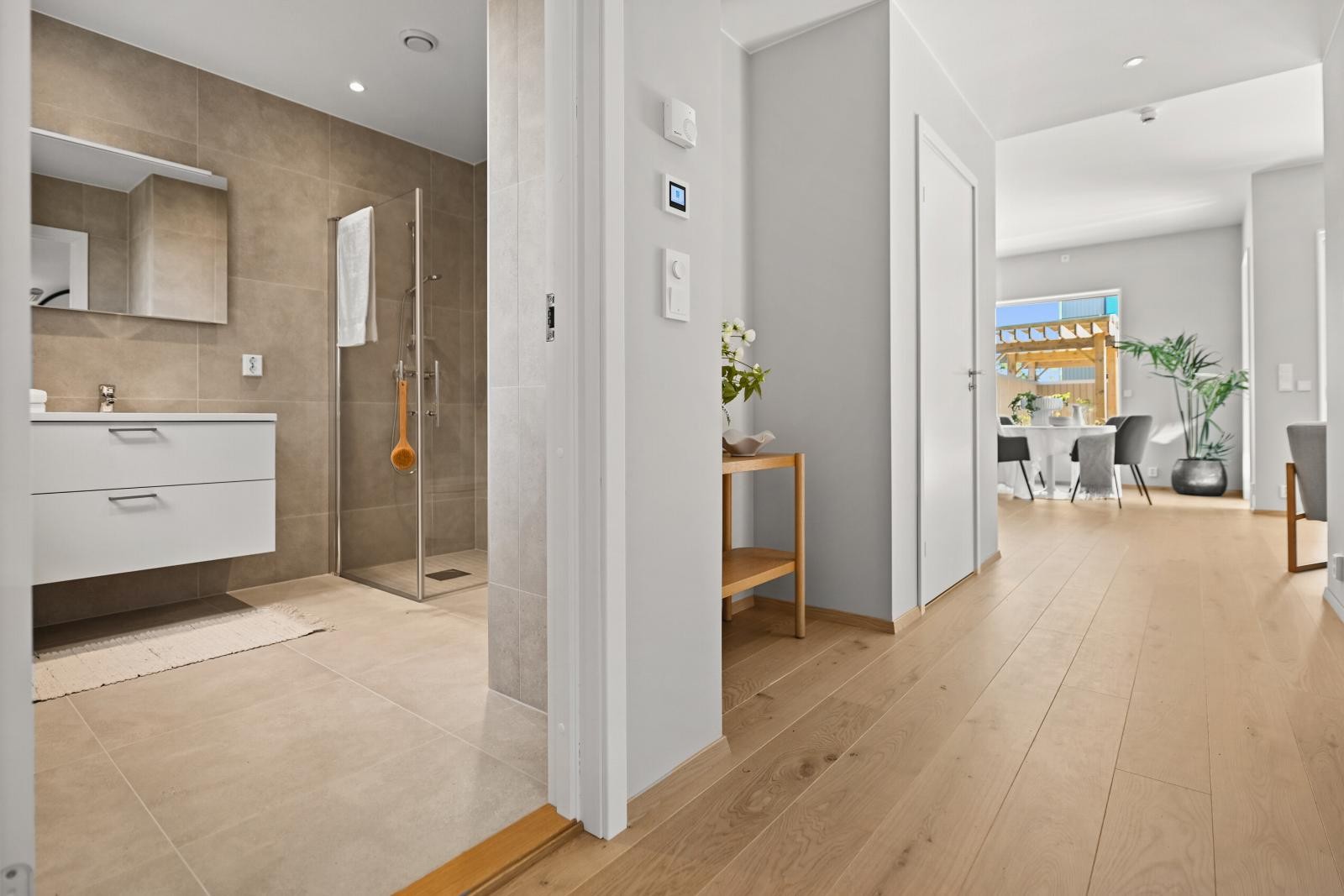 Badet ligger rett over soverommet og diskret plassert unna oppholdsrom. Galleribilde
