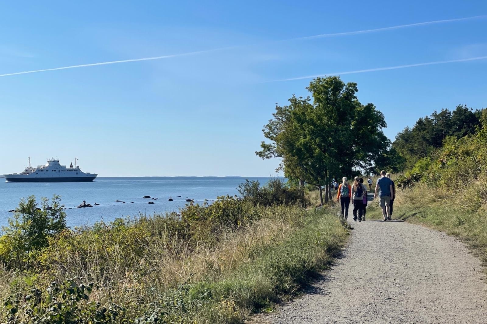 Nærhet til vannet og mange flotte turmuligheter med opparbeidede stier. Galleribilde