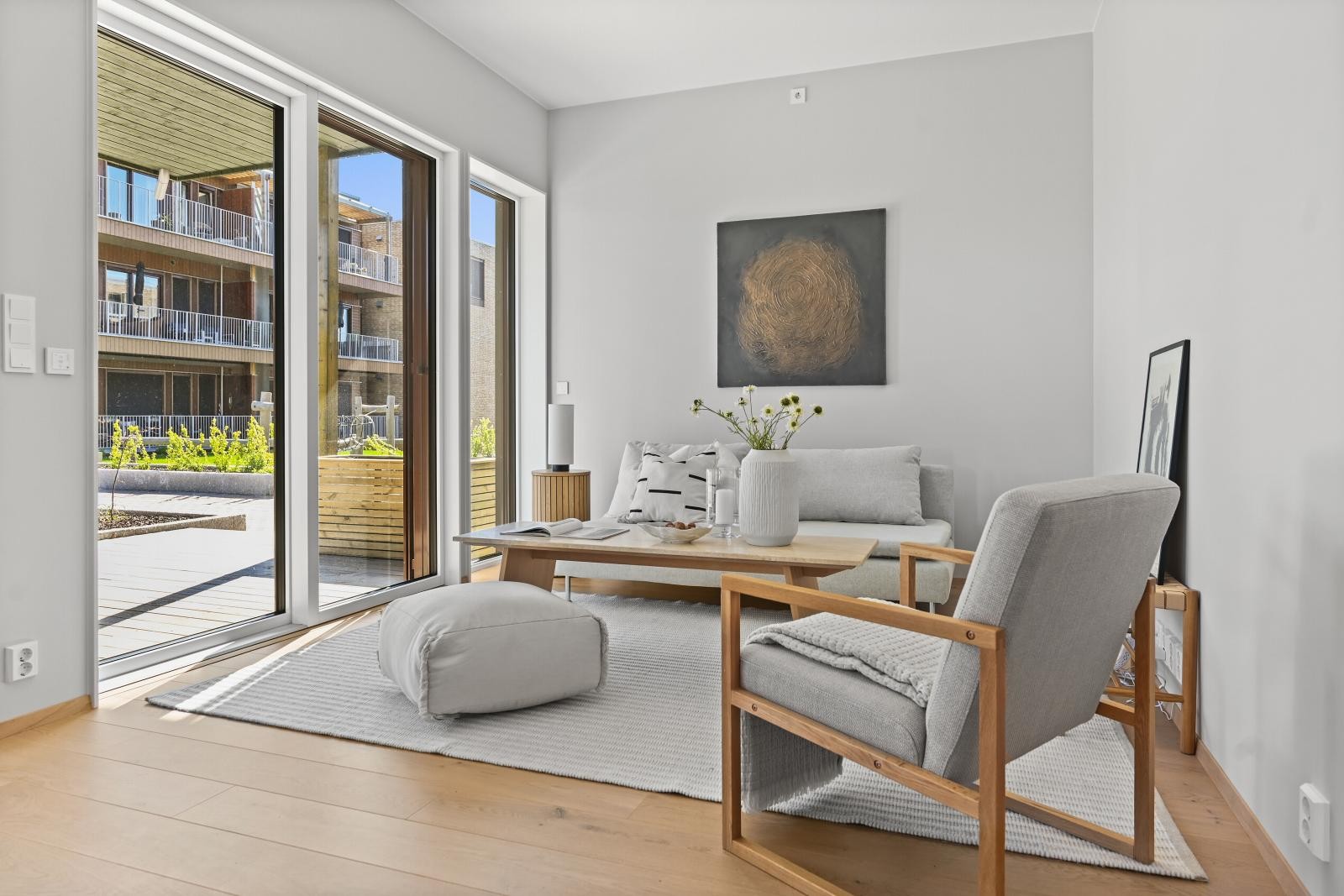 Sømløs overgang mellom inne og ute ? Skyvedør direkte ut til terrasse gjør sommerdagene ekstra gode. Galleribilde