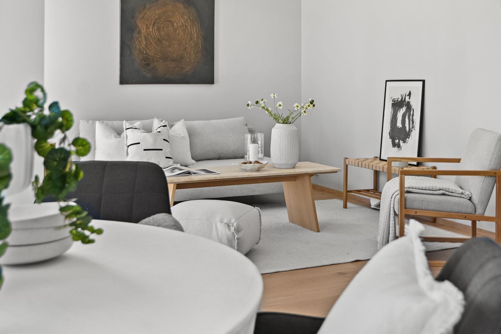 Lune materialvalg ? Treverk og lyse toner skaper et varmt og moderne hjem. Galleribilde