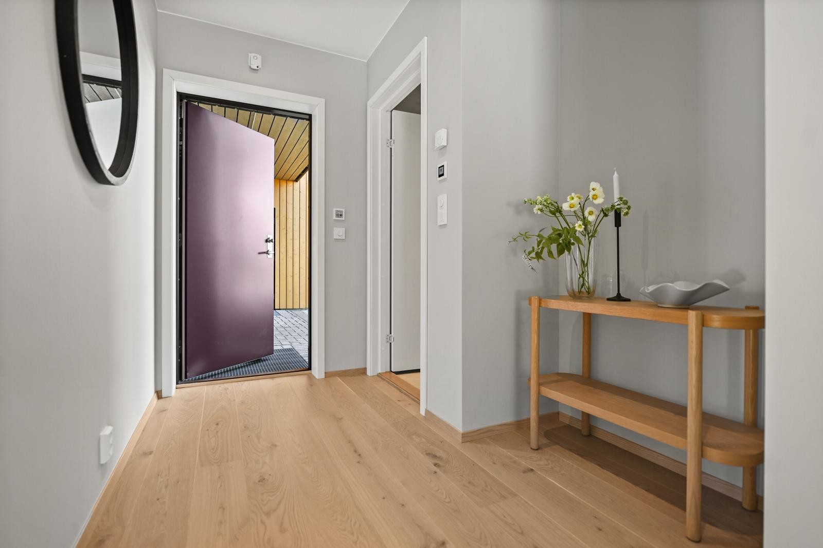 Garderobemuligheter i egen nisje i entréen, gjør inngangspartiet ryddig og oversiktlig. Galleribilde