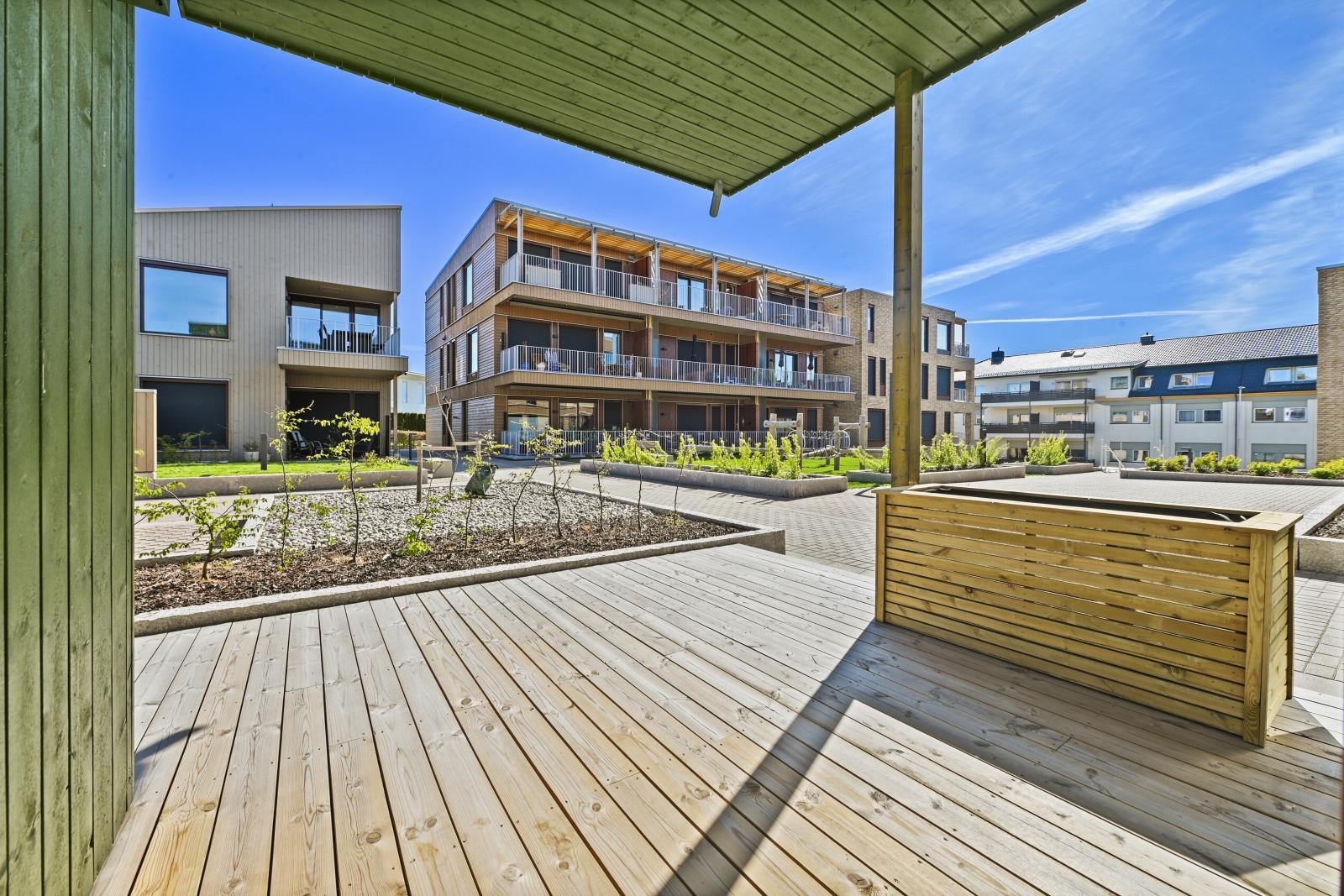 Deilig uteplass ? Stor terrasse mot syd og grønne fellesområder skaper rom for både morgenkaffe og lange sommerkvelder. Galleribilde