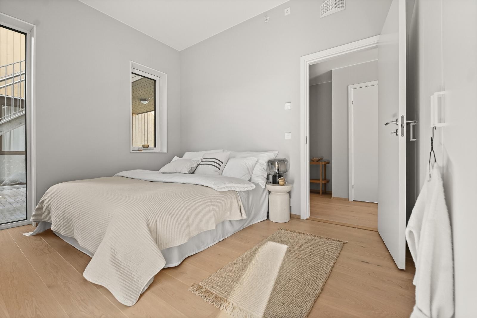Gode garderobemuligheter ? Praktisk planlagt med plass til skap og oppbevaring langs hele den ene soveromsveggen. Galleribilde