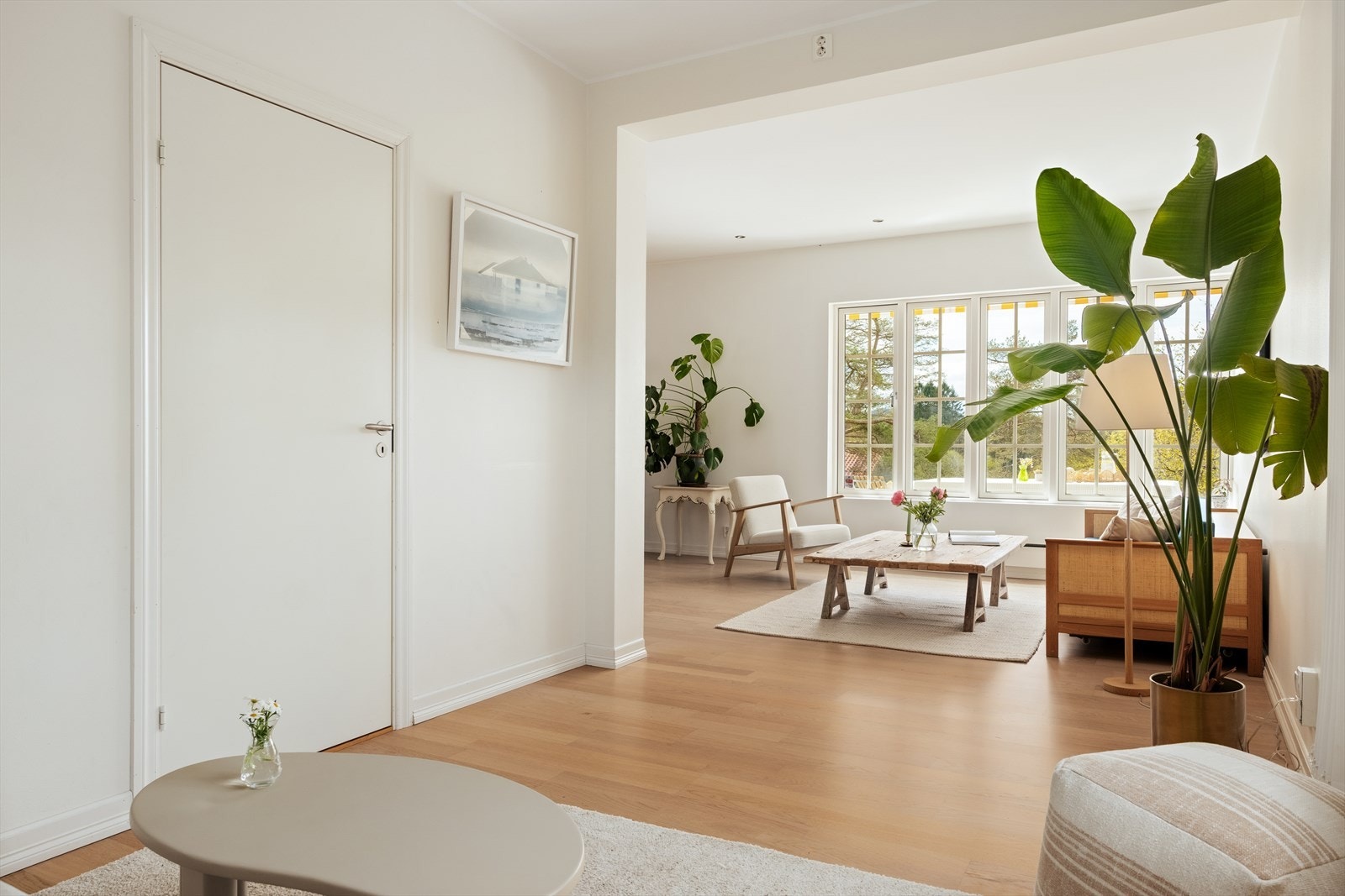 Gjennomgående materialvalg og lyse, malte overflater skaper en helhetlig stil. Galleribilde