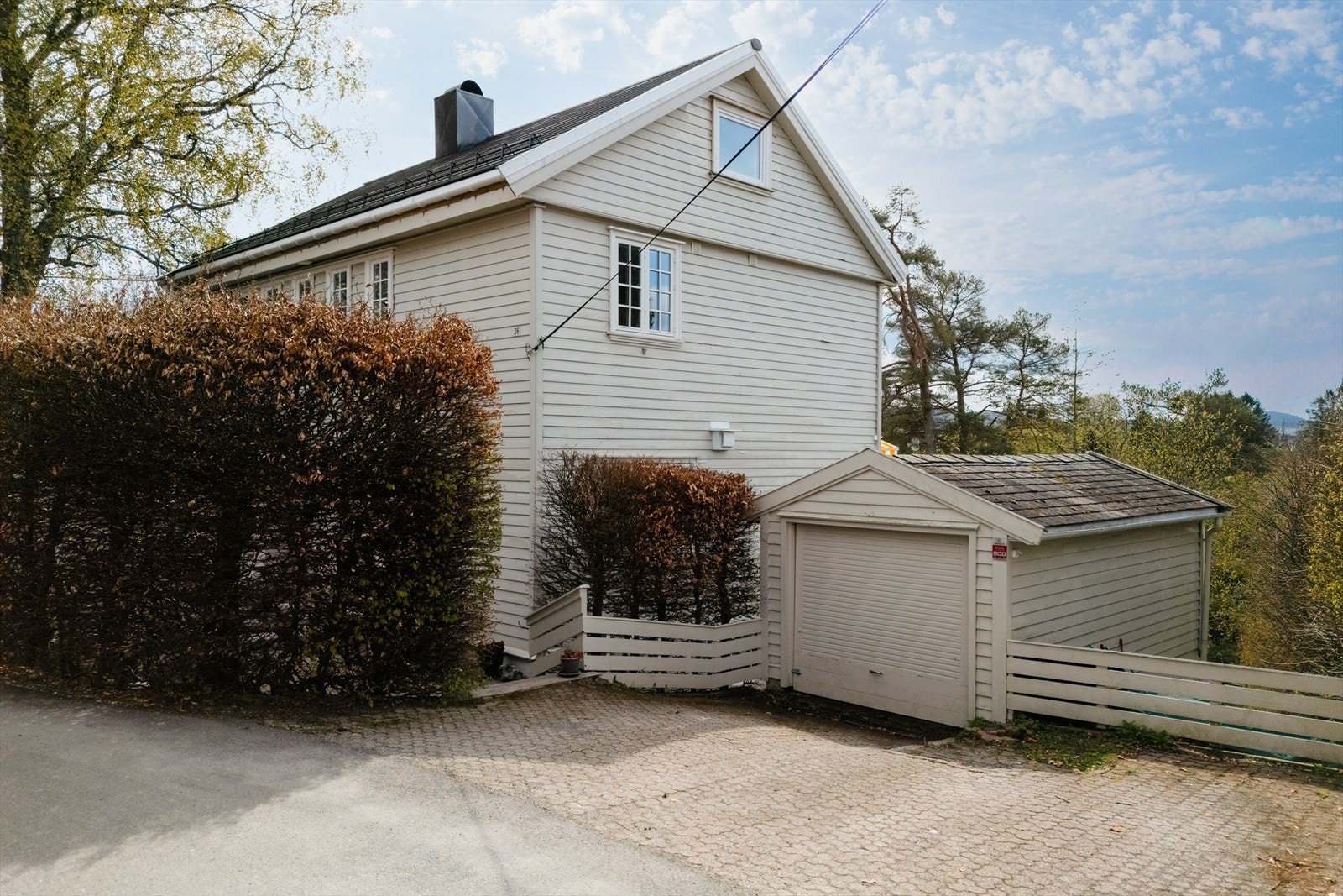 Eiendommen inkluderer en frittstående garasje på 15 m². Galleribilde
