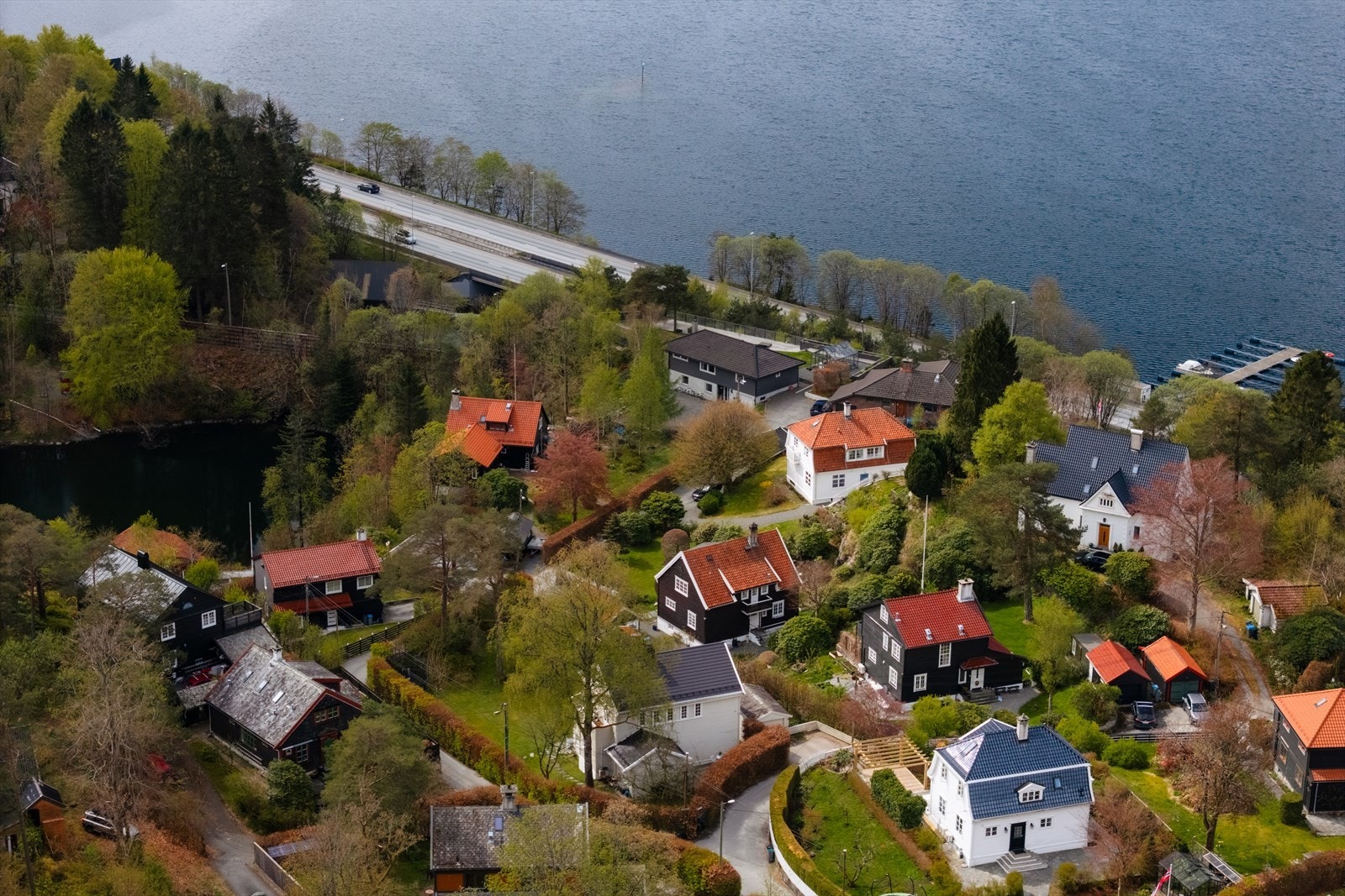 Det er kort vei til bybanestoppet på Paradis, med hyppige avganger mot Bergen sentrum og Flesland. Galleribilde