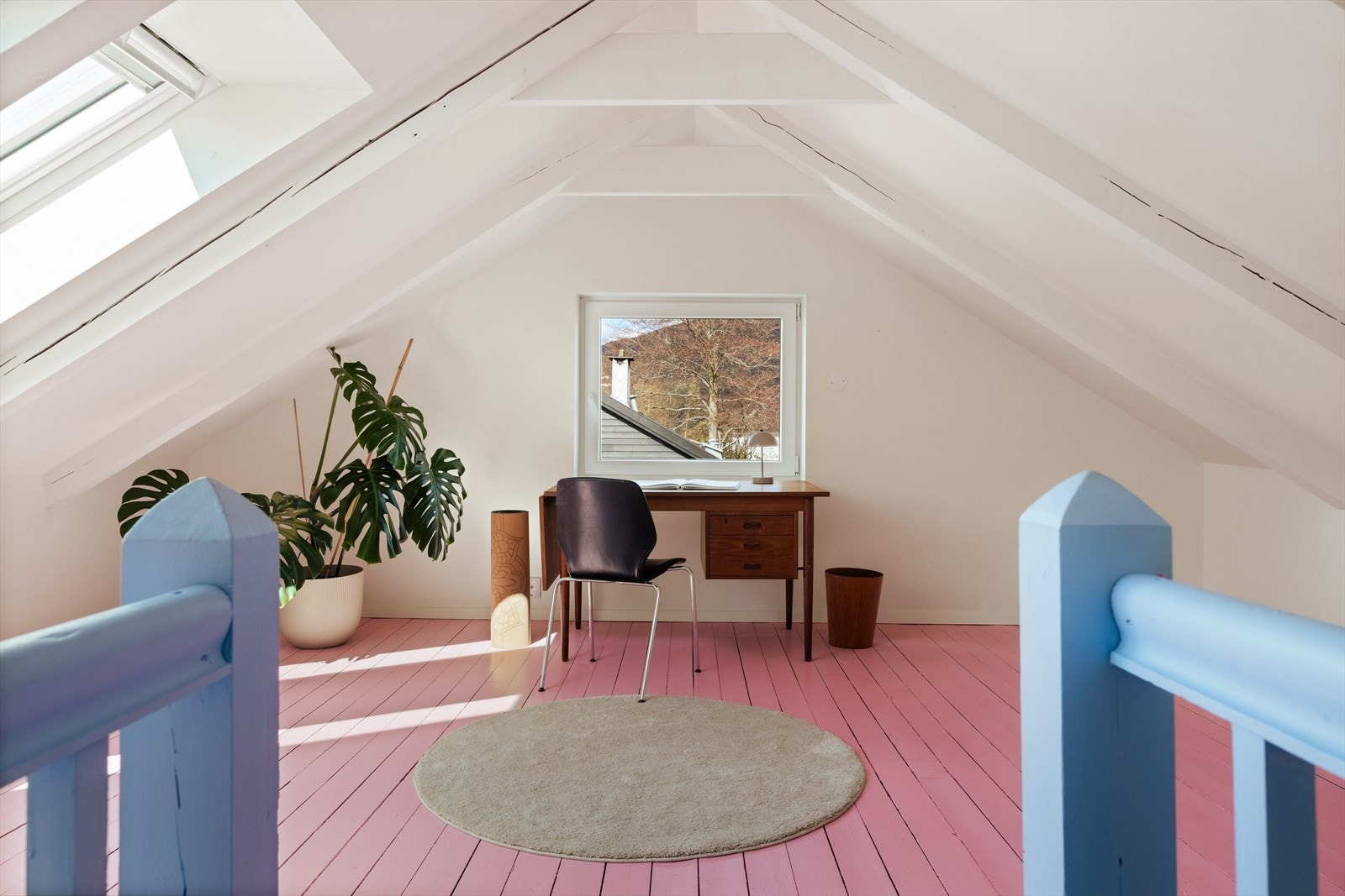 Loftsstuen er et lyst og allsidig rom med heltre gulv og synlige takbjelker. Galleribilde