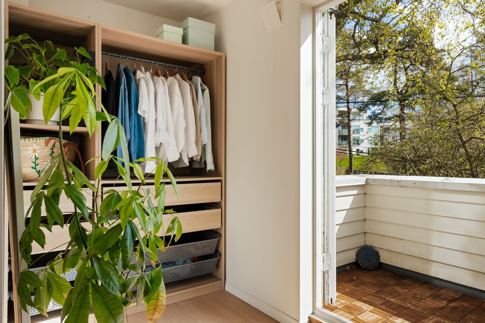 Praktisk walk-in-closet med god oppbevaringsplass og direkte utgang til en egen terrasse. Galleribilde