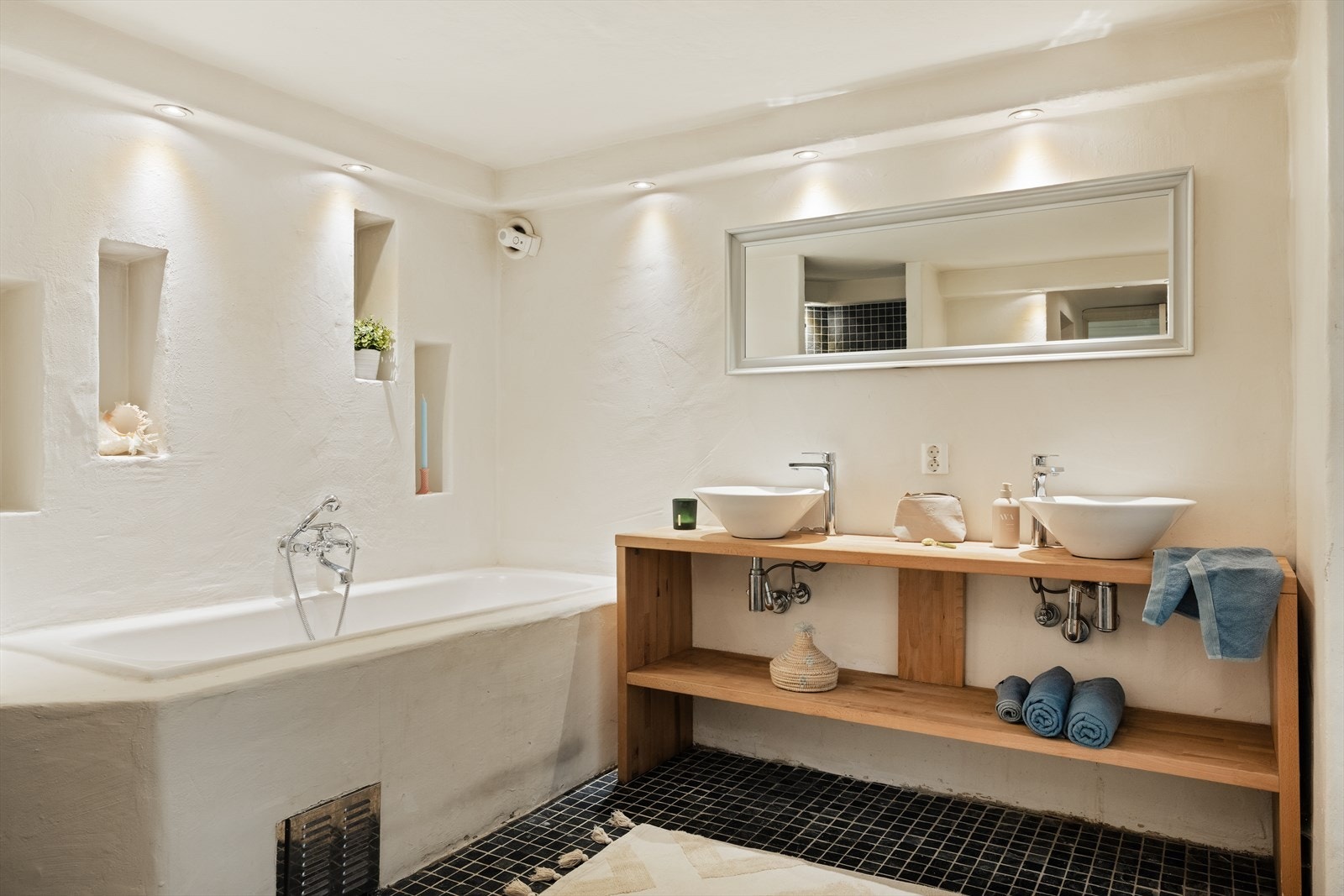 Badet i underetasjen er romslig og utstyrt med både badekar, dusjnisje og dobbel servant. Galleribilde