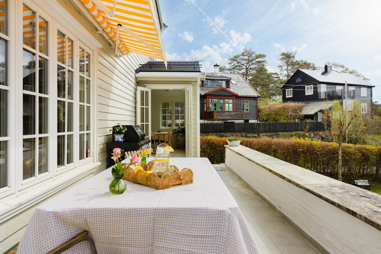 Terrassen er en flott forlengelse av stuen på varme dager. Galleribilde