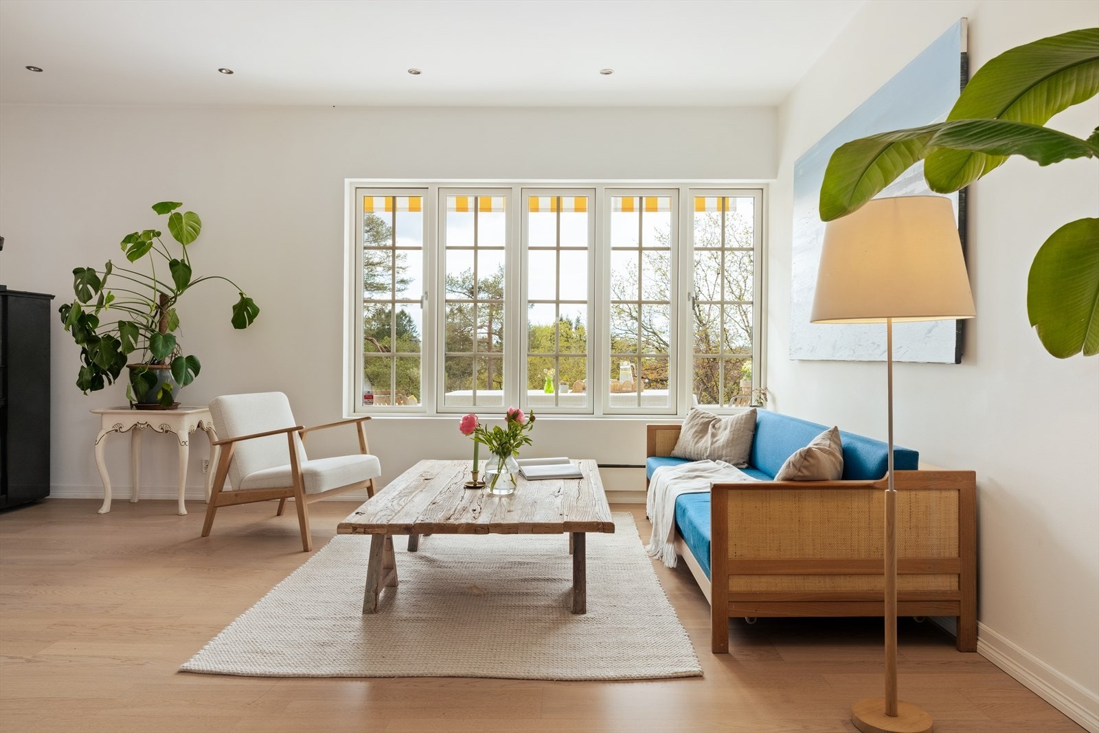 Store vindusflater med 2-lags glass fra 2012 slipper inn rikelig med dagslys. Galleribilde