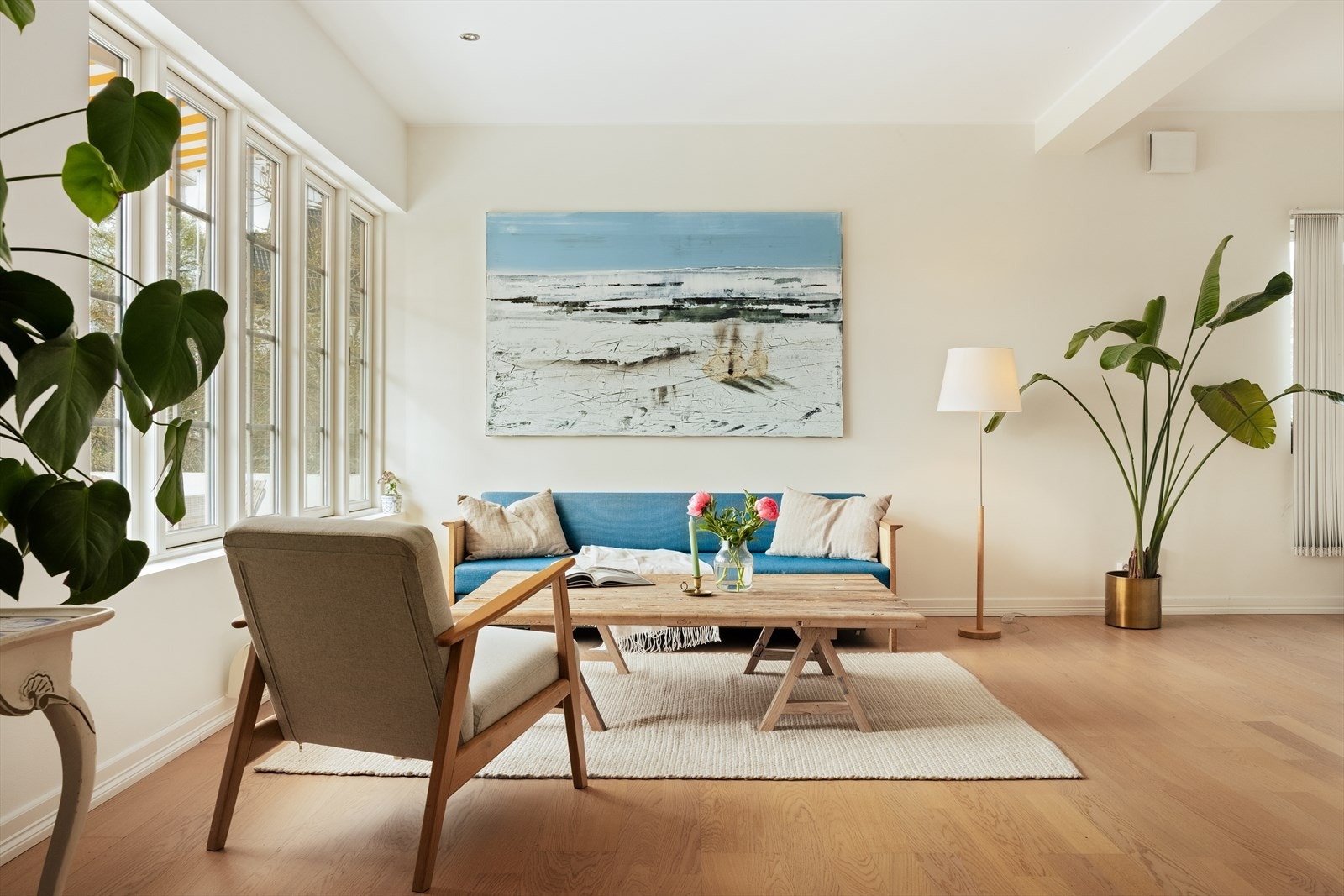 Stuen i første etasje har gjennomgående parkett på gulvet og en sjenerøs takhøyde på 2,66 meter. Galleribilde