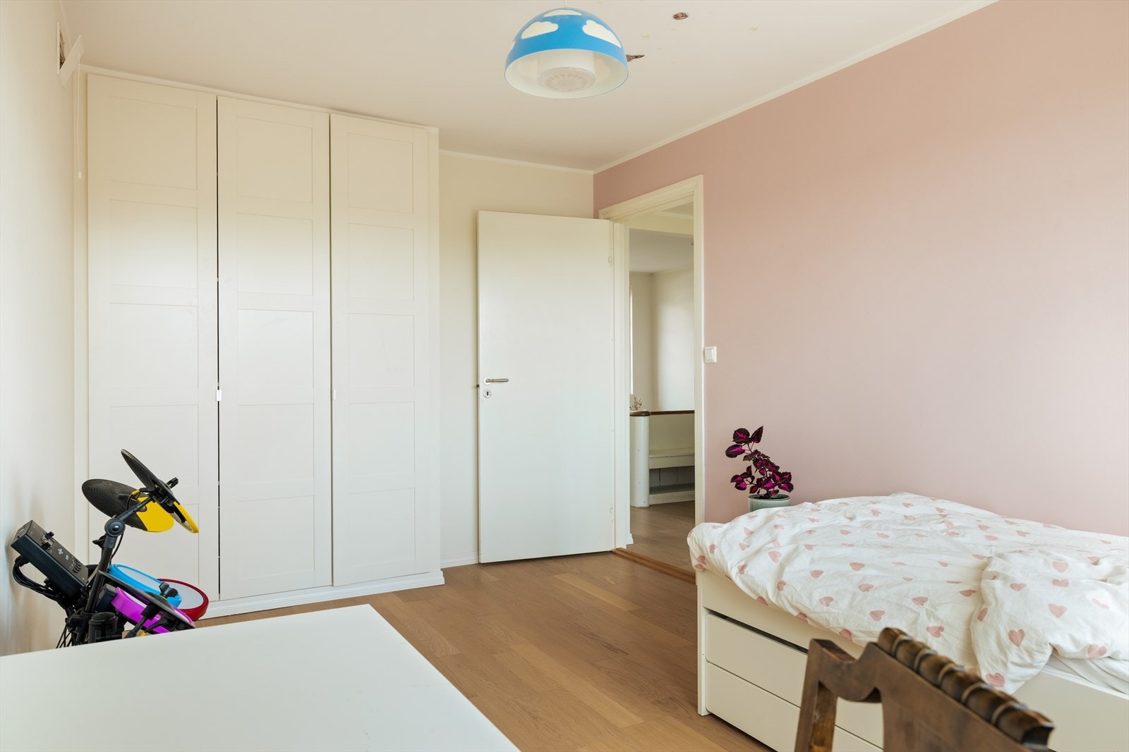 Romslig soverom med plassbygd garderobe. Galleribilde