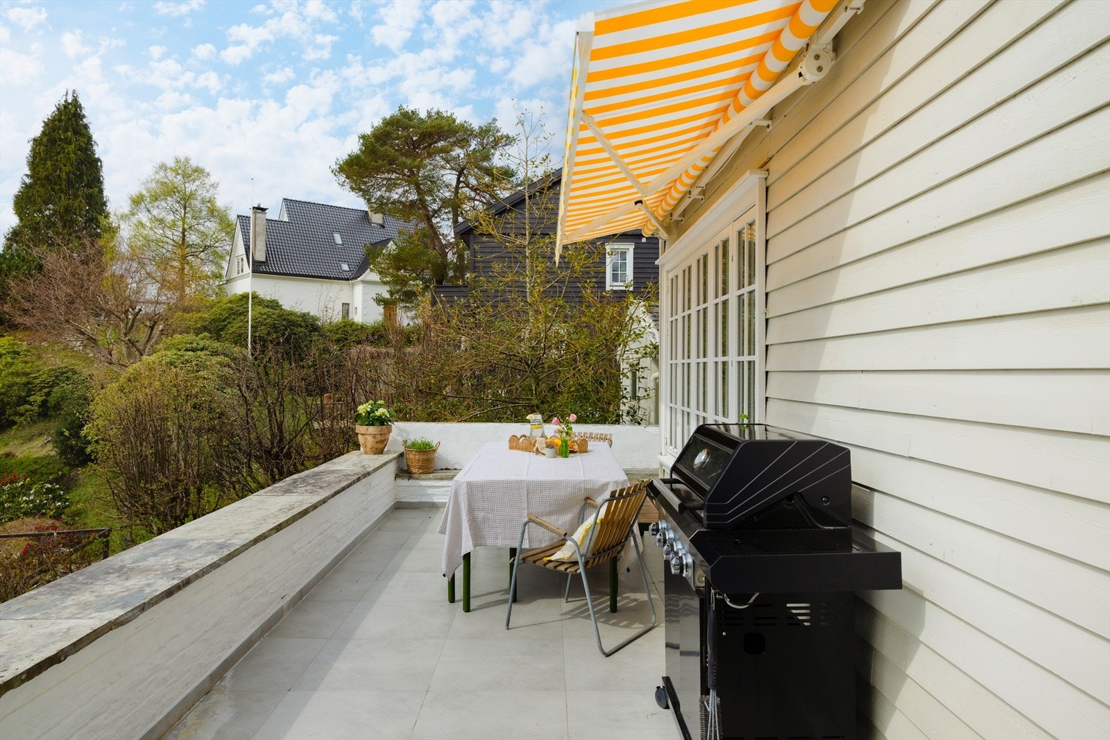 God plass til både grill og utemøbler på terrassen. Galleribilde