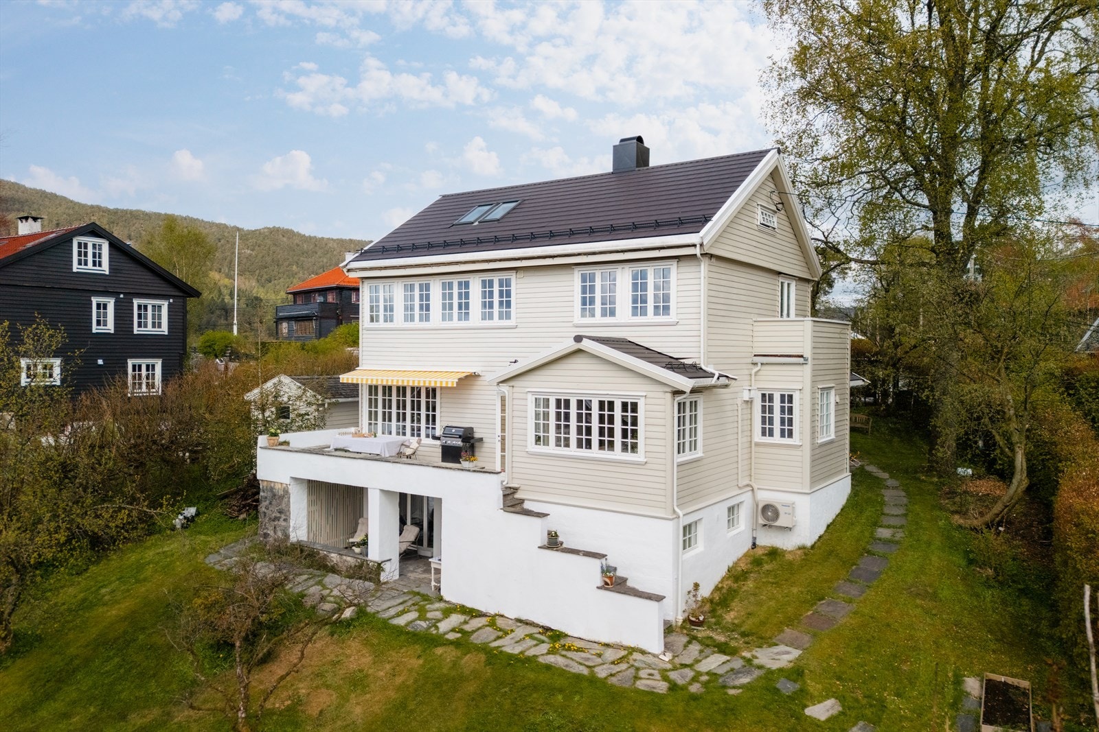 Eneboligen er betydelig oppgradert, med blant annet nytt tak tekket med betongstein og nye takrenner i aluminium fra 2023. Galleribilde