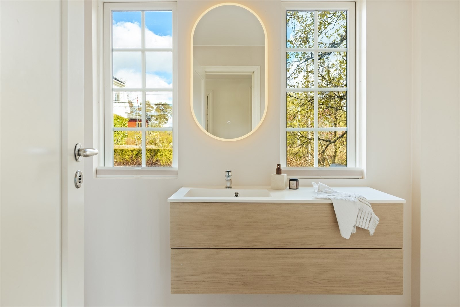 Badet i andre etasje ble pusset opp i 2023 med moderne materialer som microsement på gulv og vegger. Galleribilde