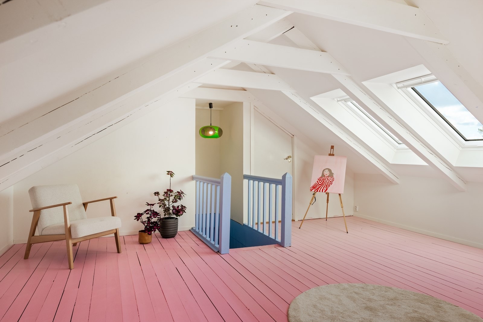 To nye Velux-takvinduer ble montert i 2023 og gir rikelig med lys til rommet. Galleribilde
