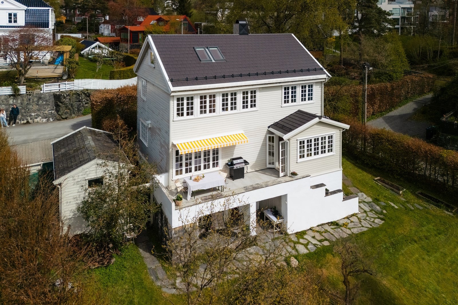 Boligen ligger på en stor, lett skrående tomt i et etablert nabolag. Galleribilde