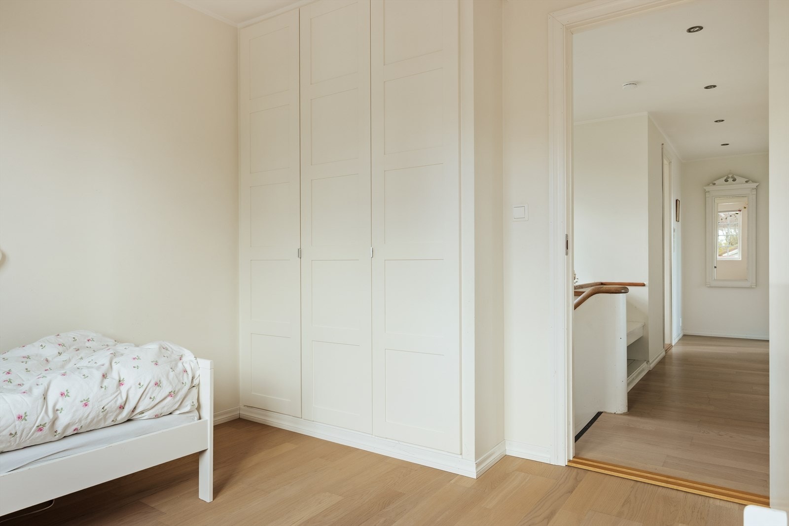 Rommet har god plass til både seng og garderobeløsning. Galleribilde