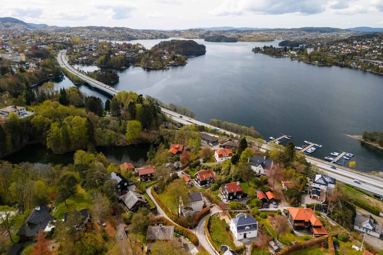 Beliggenheten på Paradis gir nærhet til både by og natur, med flotte turmuligheter i området. Galleribilde