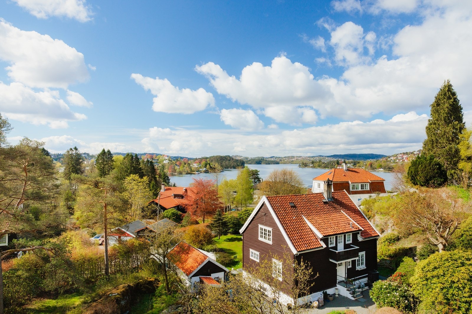 Fra eiendommen er det utsikt mot Nordåsvannet og de grønne omgivelsene. Galleribilde