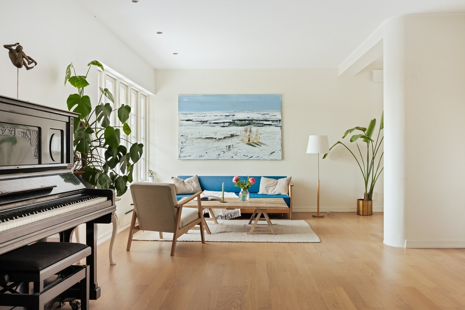 De store, åpne rommene gir god plass til både sofagruppe og andre møbler, som et piano. Galleribilde