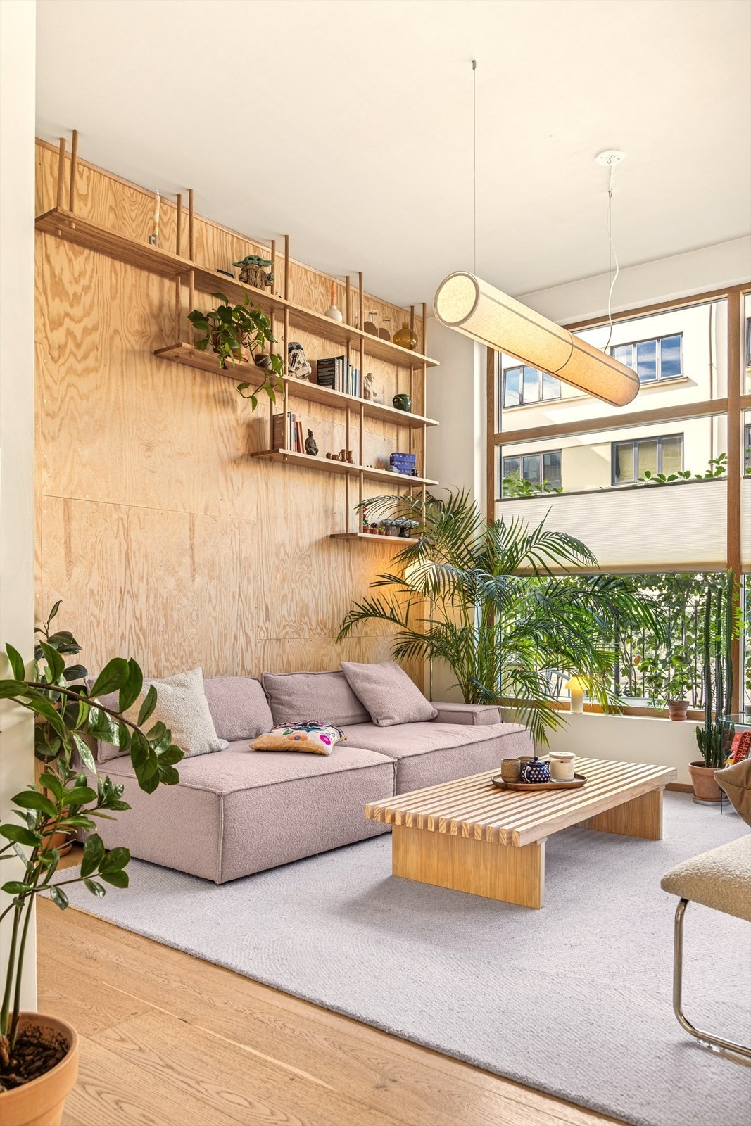 I stuen blir du møtt av store vinduer tegnet av Hamran/Johansen Arkitekter AS. Det er generøs takhøyde og lys og luftig atmosfære i rommet. Galleribilde