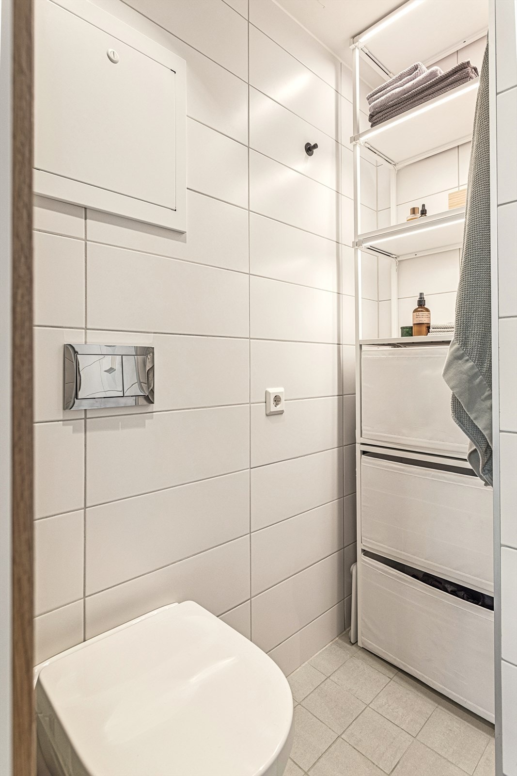 Det er varmekabler på gulv. Innredning består av servant, veggmontert toalett, dusjhjørne og opplegg for vaskemaskin. Baderommet har balansert ventilasjon. Galleribilde