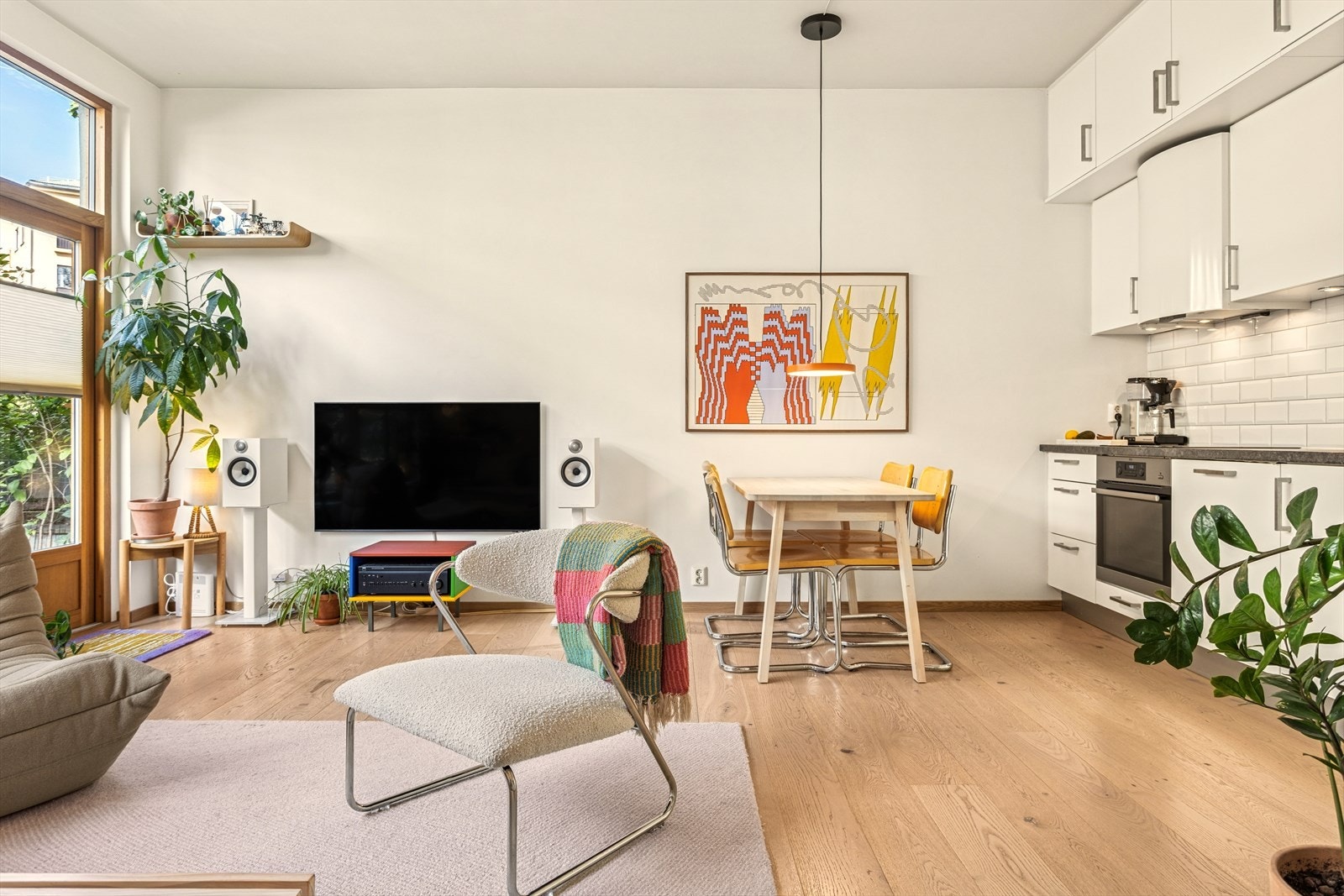 Kjøkkenet har innredning med glatte fronter og benkeplate av laminat. Galleribilde
