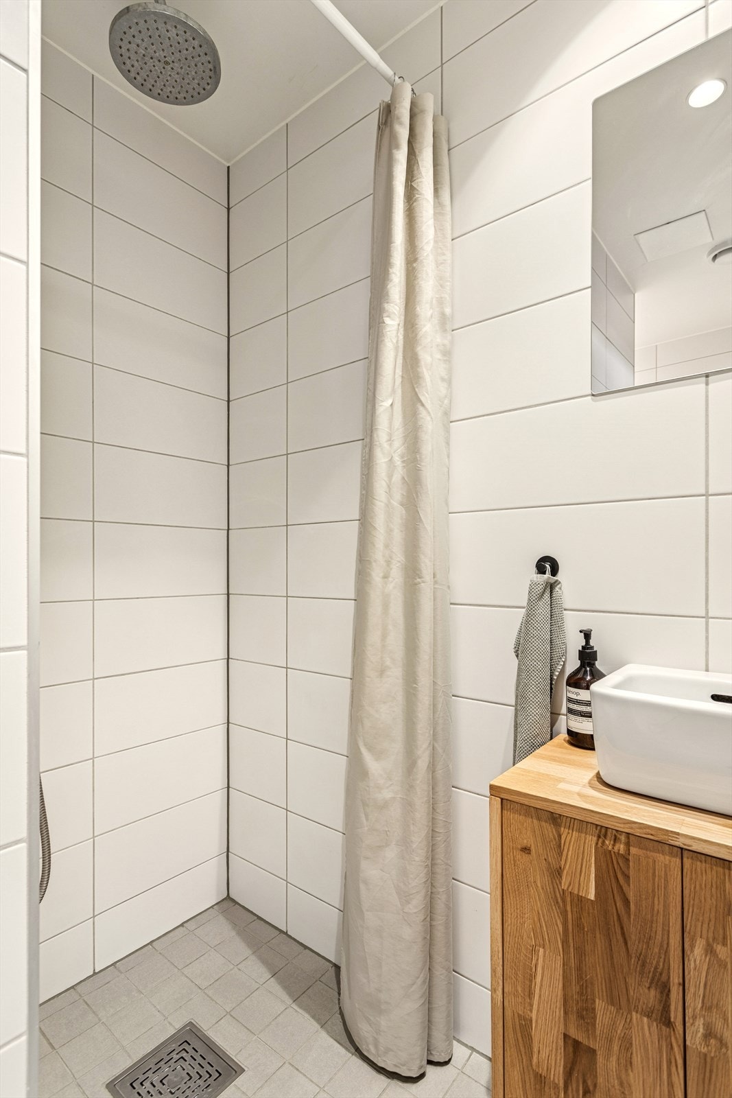 Leiligheten har et delikat flislagt baderom med nedfelte downlights i himling. Galleribilde