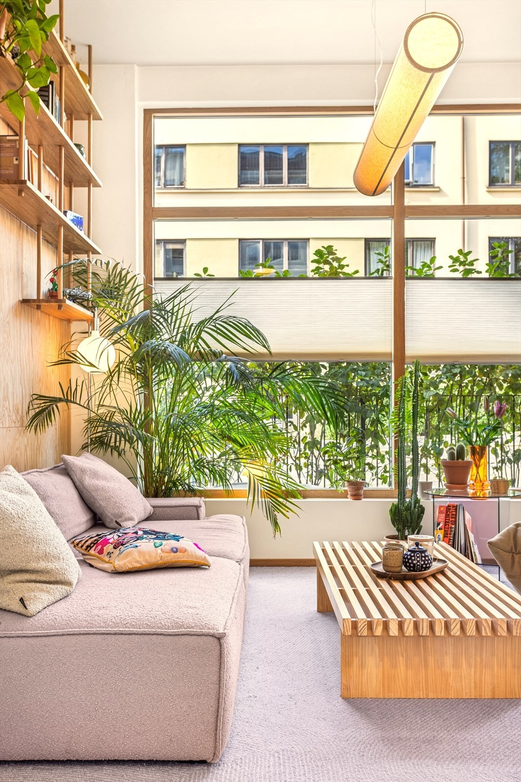Stuen har flere møbleringsmuligheter og har direkte utgang til terrasse med frodig hekk og gjerde utenfor. Galleribilde