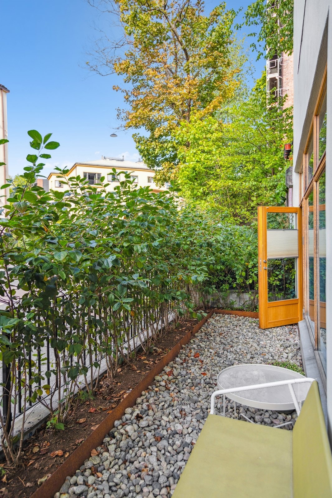 Hyggelig nordvest-vendt uteplass utenfor. Galleribilde