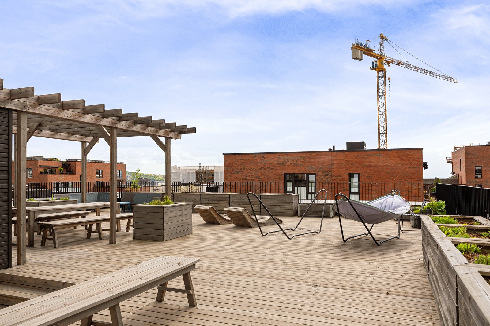 Kun én etasje opp har du tilgang til en nydelig felles takterrasse. Takterrassen er pent opparbeidet med flere soner. Galleribilde