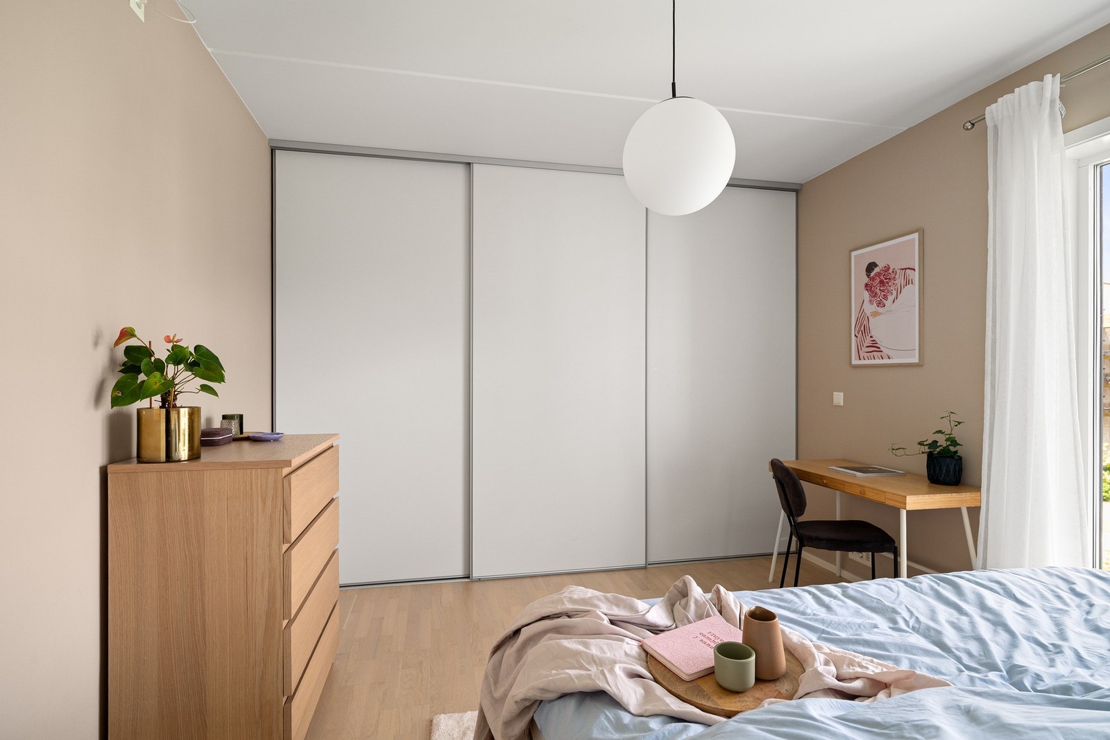 Det er i tillegg plass til en mindre hjemmekontorløsning, perfekt for deg som ønsker en praktisk arbeidsplass hjemme. Galleribilde