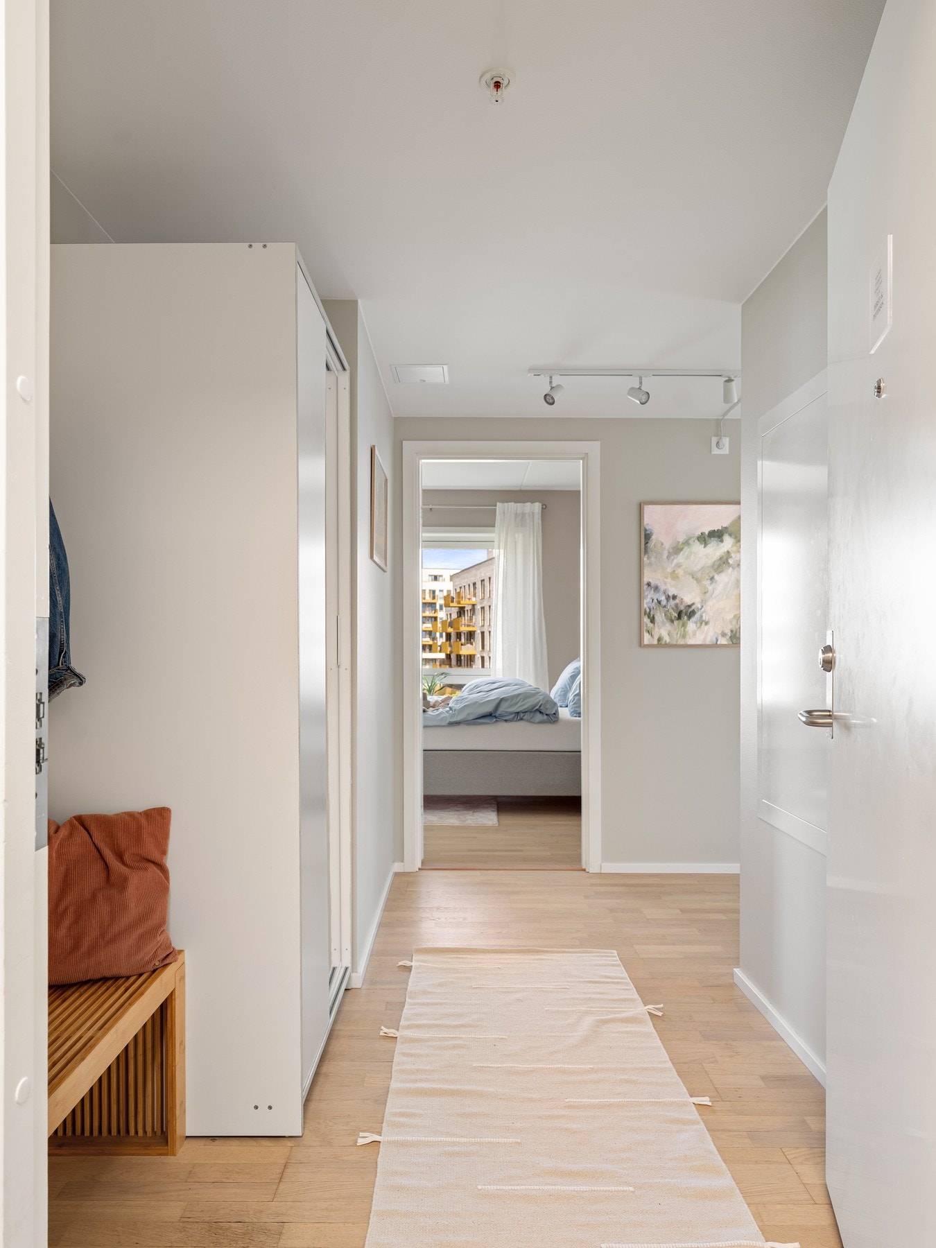 Du blir ønsket velkommen inn i en praktisk entré med god oppbevaringsplass. Galleribilde