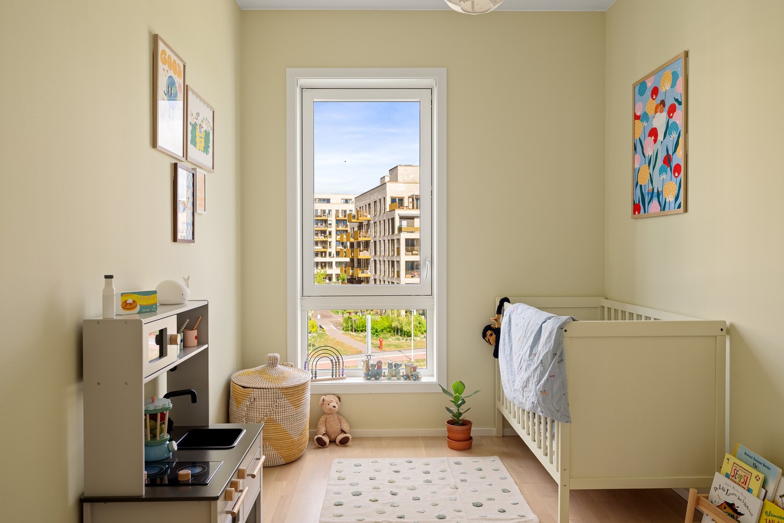 Her har du plass til seng, kontor, eller sprinkelseng og masse leker! Galleribilde