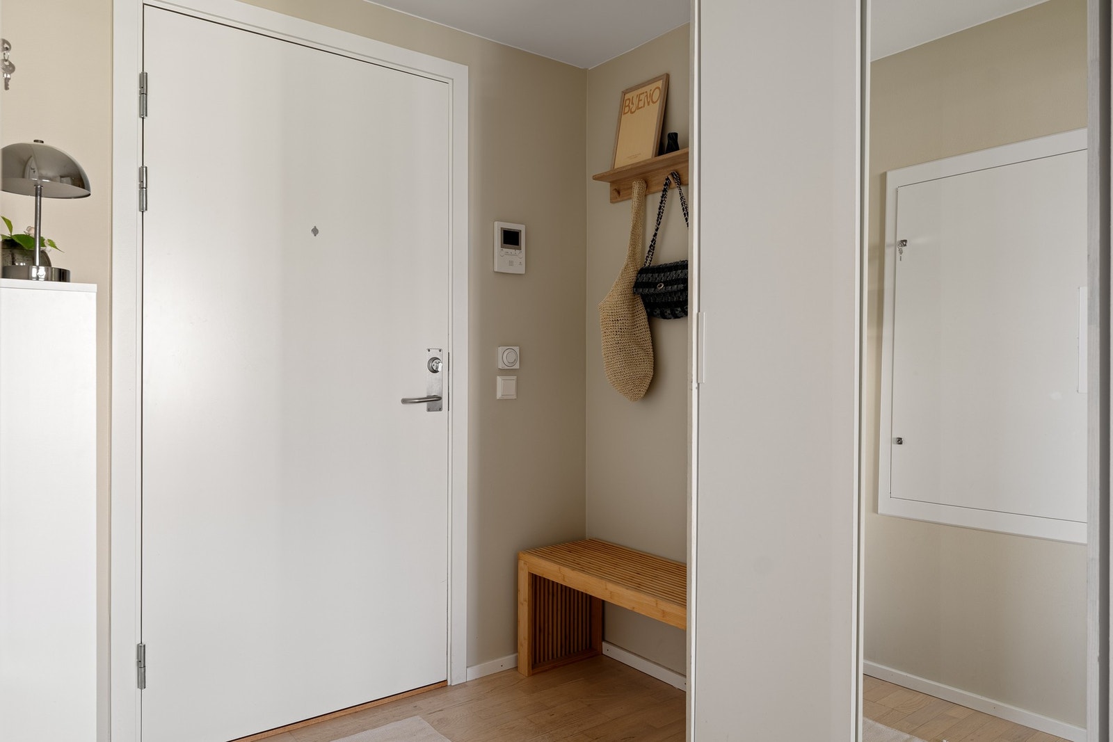 Her har du plass til både sko og yttertøy, perfekt for en ryddig hverdag. Galleribilde