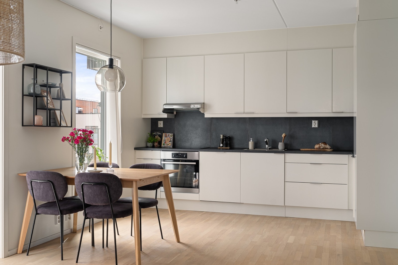 Du lager mat i et moderne kjøkken fra Sigdal, med rikelig med plass og smarte løsninger. Galleribilde