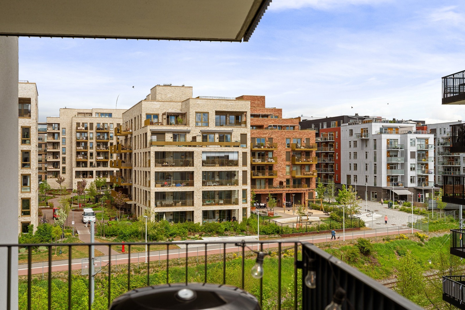 Balkongen blir en naturlig forlengelse av stuen, hvor du kan ny solen fra morgen til ca. kl. 15.30 på sommeren. Du har i tillegg en stor felles takterrasse, kun én etasje opp, som har sol omtrent hele dagen. Galleribilde