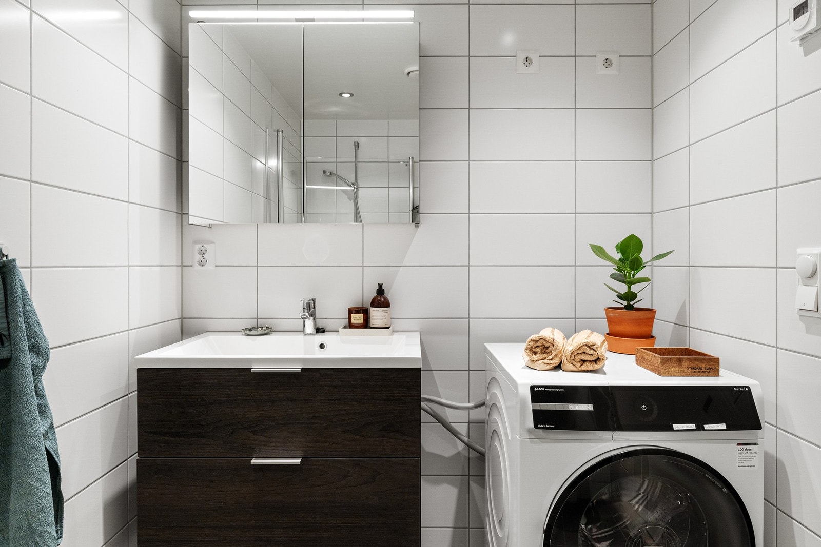 Badet holder en gjennomgående god standard, og har downlights i taket, gulvvarme og opplegg for vaskemaskin. Galleribilde