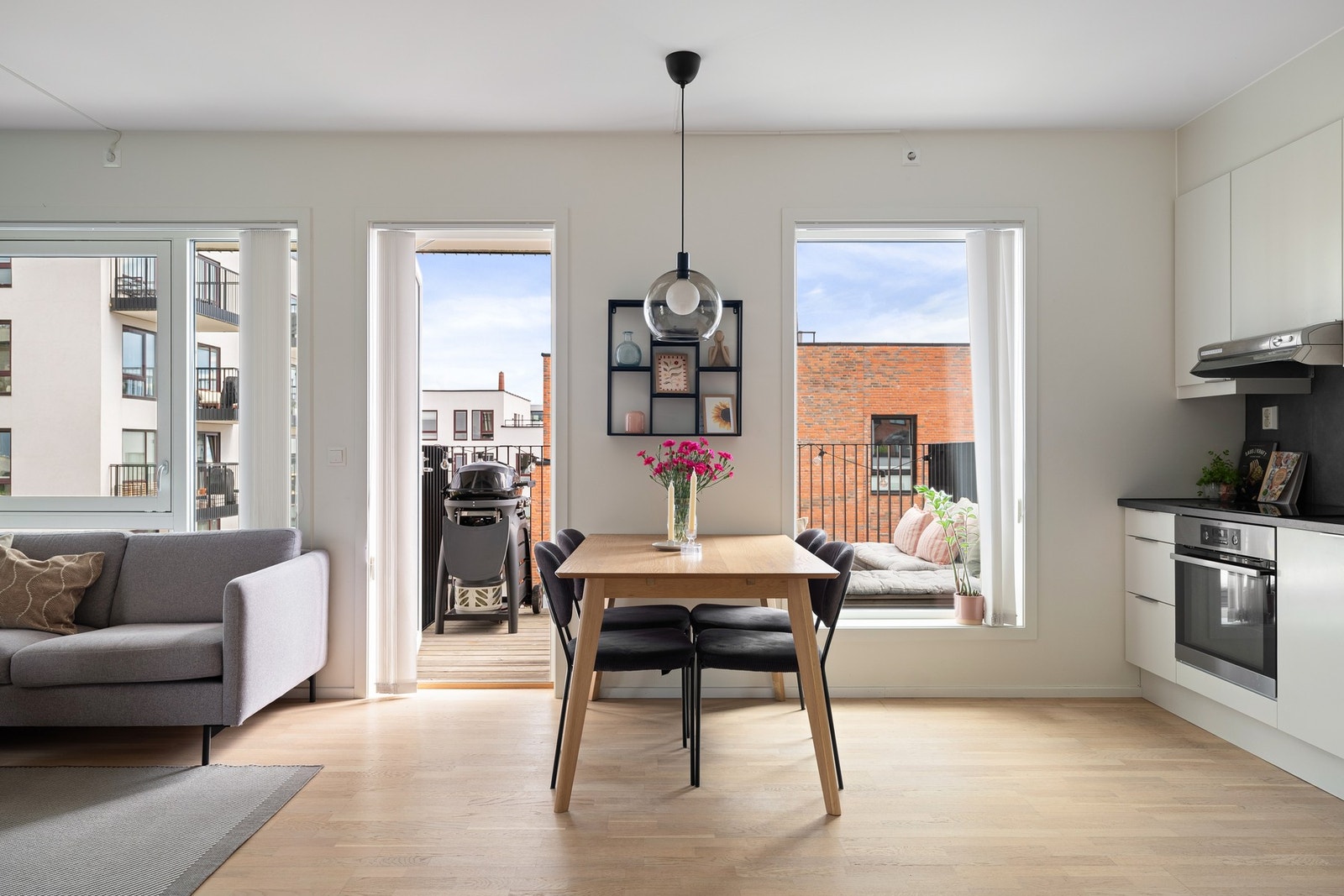 Spisebordet har sin naturlige plassering ved vindusrekken. Galleribilde