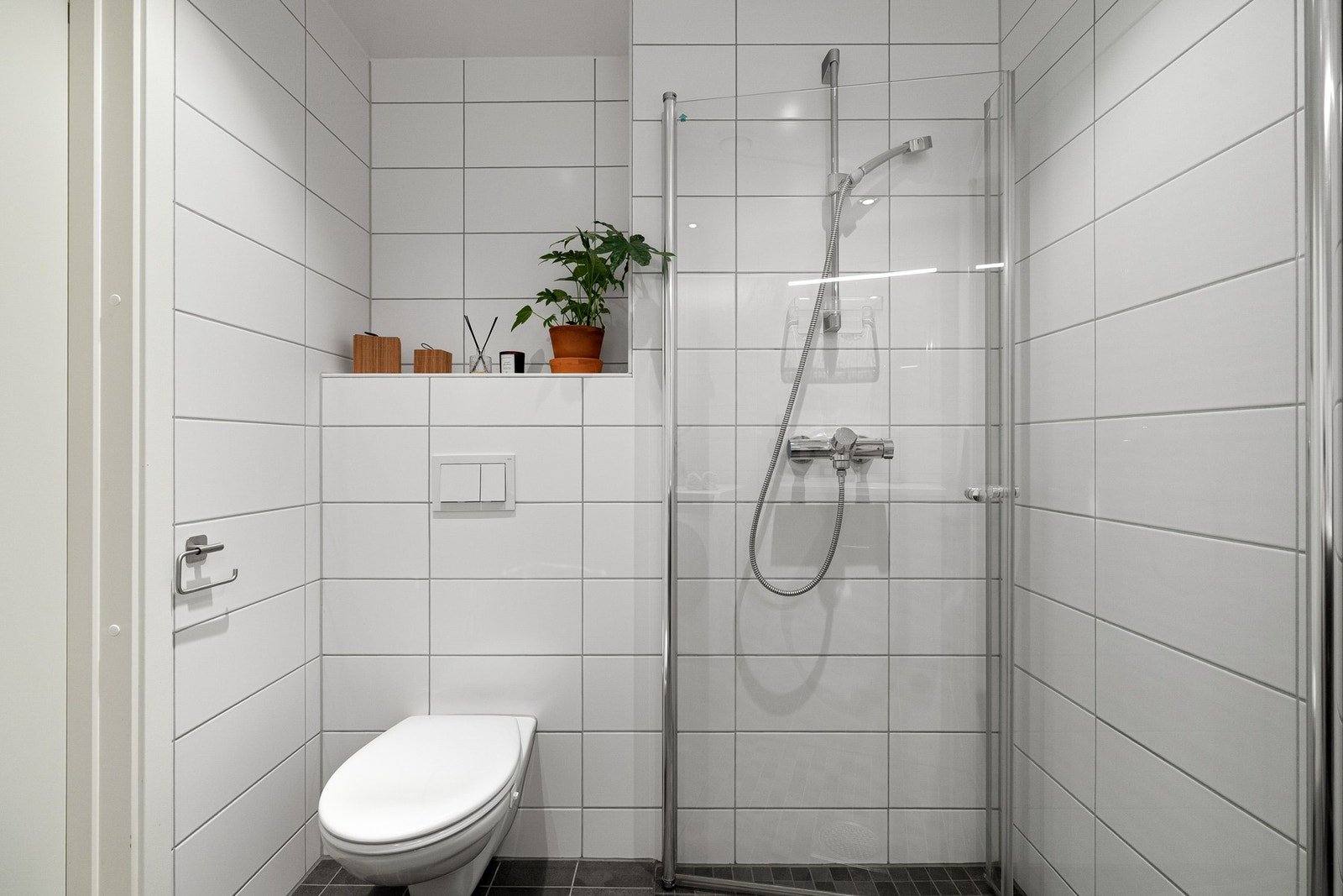 I tillegg er badet utstyrt med vegghengt WC og dusjhjørne med innsvingbare dører. Galleribilde