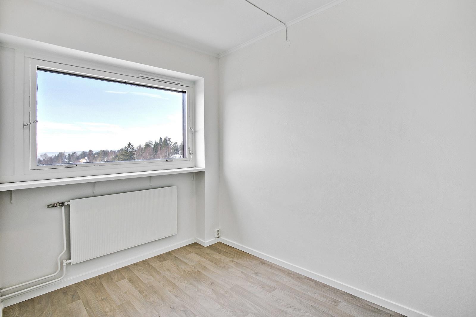 Soverom med god plass til dobbeltseng Galleribilde
