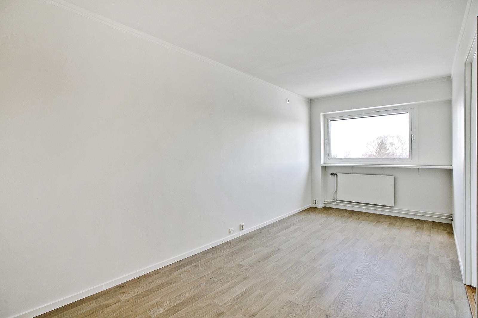 Stuen er enkel å møblere med sofa, spiseplass og tv møblement Galleribilde